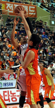 12일 인천삼산월드체육관에서 열린 2010-2011 프로농구 인천 전자랜드-창원 LG 경기, 전자랜드 서장훈(오른쪽)이 LG 문태영의 슛을 블록슛 하고 있다.