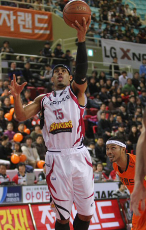 12일 인천삼산월드체육관에서 열린 2010-2011 프로농구 인천 전자랜드-창원 LG 경기, LG 문태영(왼쪽)이 형인 전자랜드 문태종의 수비를 제치고 슛을 하고 있다.