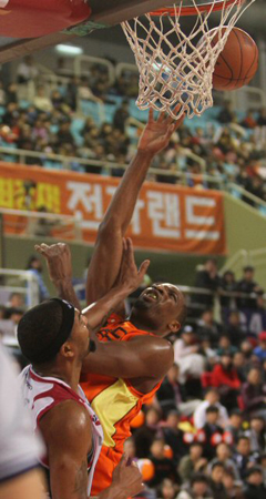 12일 인천삼산월드체육관에서 열린 2010-2011 프로농구 인천 전자랜드-창원 LG 경기, 전자랜드 허바트힐(오른쪽)이 LG 알렉산더의 수비를 앞에 두고 슛을 시도하고 있다.