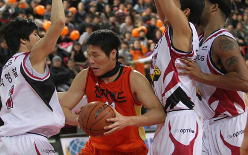 12일 인천삼산월드체육관에서 열린 2010-2011 프로농구 인천 전자랜드-창원 LG 경기, 전자랜드 서장훈(왼쪽 두번째)이 LG의 밀집수비속에서 패스할 곳을 찾고 있다.