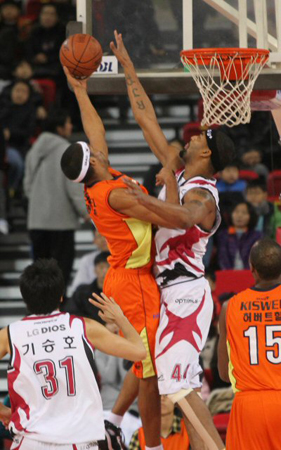 12일 인천삼산월드체육관에서 열린 2010-2011 프로농구 인천 전자랜드-창원 LG 경기,  전자랜드 문태종(왼쪽)이 슛을 하자 LG 알렉산더가 반칙으로 저지하고 있다.