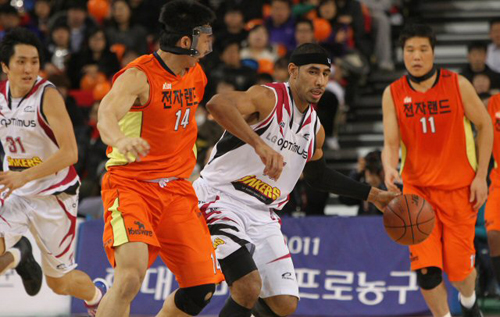 12일 인천삼산월드체육관에서 열린 2010-2011 프로농구 인천 전자랜드-창원 LG 경기, LG 문태영이 전자랜드 이현호의 수비를 앞에 두고 드리블을 하고 있다.