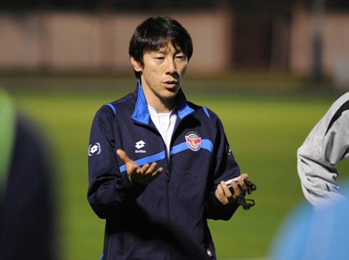 `클럽월드컵 UAE 2010'에 참가중인 성남일화 신태용 감독이 14일(한국시간) 아부다비 '알와다아카데미'에서 인터밀란과 4강전을 앞두고 열린 훈련에서 선수들을 지도하고 있다.
