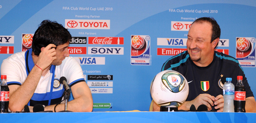 '클럽월드컵 UAE 2010'에 참가중인 UEFA 챔피언스리그 우승팀 인터밀란이 성남일화와 준결승전을 하루 앞둔 14일(한국시간) 경기가 펼쳐지는 아부다비 '자예드 스포츠시티 스타디움'에서 공식기자회견을 갖고 있다. 밝은 분위기에서 환하게 웃으며 기자들의 질문에 답하고 있는 베니테스 감독과 밀리토 (오른쪽부터).