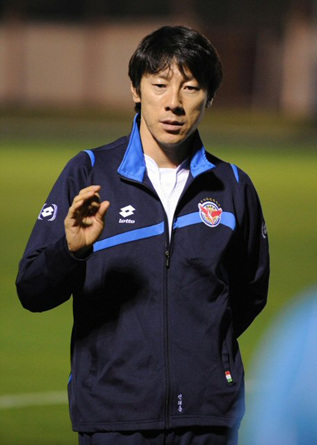 `클럽월드컵 UAE 2010'에 참가중인 성남일화 신태용 감독이 14일(한국시간) 아부다비 '알와다아카데미'에서 인터밀란과 4강전을 앞두고 열린 훈련에서 선수들을 지도하고 있다.