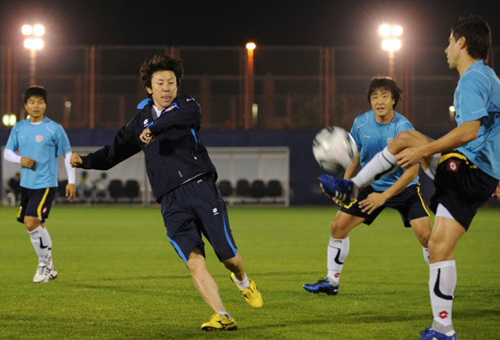 `클럽월드컵 UAE 2010'에 참가중인 성남일화 신태용 감독이 14일(한국시간) 아부다비 '알와다아카데미'에서 인터밀란과 4강전을 앞두고 선수들과 함께 미니게임을 하고 있다.