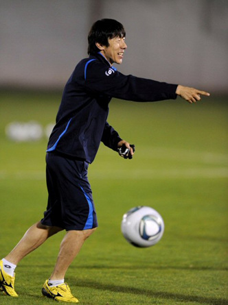 '클럽월드컵 UAE 2010'에 참가중인 성남일화가 14일(한국시간) 아부다비 '알와다아카데미'에서 인터밀란과 4강전을 앞두고 훈련을 갖고 있다. 선수들과 함께 미니게임을 하며 몸을 풀고 있는 신태용감독이 훈련 도중 작전 지시를 내고 있다.