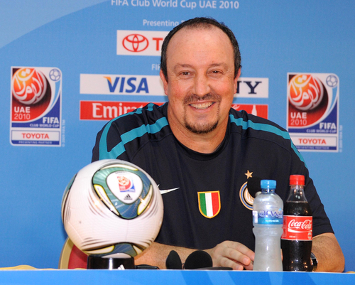 '클럽월드컵 UAE 2010'에 참가중인 UEFA 챔피언스리그 우승팀 인터밀란이 성남일화와 준결승전을 하루 앞둔 14일(한국시간) 경기가 펼쳐지는 아부다비 '자예드 스포츠시티 스타디움'에서 공식기자회견을 갖고 있다. 기자들의 질문에 답하고 있는 베니테스 감독.