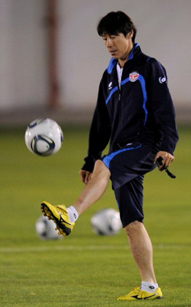 `클럽월드컵 UAE 2010'에 참가중인 성남일화 신태용 감독이 14일(한국시간) 아부다비 '알와다아카데미'에서 인터밀란과 4강전을 앞두고 선수들과 함께 볼 컨트롤을 하고 있다.