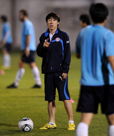 '클럽월드컵 UAE 2010'에 참가중인 성남일화 선수들이 14일(한국시간) 아부다비 '알와다아카데미'에서 인터밀란과 4강전을 앞두고 훈련을 갖고 있다. 선수들과 함께 미니게임을 하며 몸을 풀고 있는 신태용감독이 훈련 도중 작전 지시를 내고 있다.