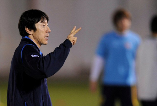 `클럽월드컵 UAE 2010'에 참가중인 성남일화가 14일(한국시간) 아부다비 '알와다아카데미'에서 인터밀란과 4강전을 앞두고 훈련을 갖고 있다. 선수들과 함께 미니게임을 하며 몸을 풀고 있는 신태용감독이 훈련 도중 작전 지시를 내고 있다.