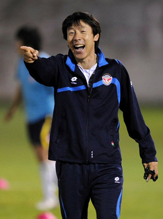 '클럽월드컵 UAE 2010'에 참가중인 성남일화가 14일(한국시간) 아부다비 '알와다아카데미'에서 인터밀란과 4강전을 앞두고 훈련을 하는 가운데 신태용 감독이 훈련 환하게 웃고 있다.