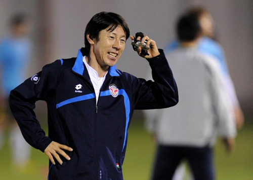 '클럽월드컵 UAE 2010'에 참가중인 성남일화가 14일(한국시간) 아부다비 '알와다아카데미'에서 인터밀란과 4강전을 앞두고 훈련을 갖고 있다. 선수들과 함께 미니게임을 하며 몸을 풀고 있는 신태용감독이 훈련 도중 작전 지시를 내고 있다.