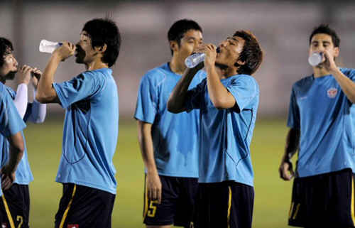 '클럽월드컵 UAE 2010'에 참가중인 성남일화 선수들이 14일(한국시간) 아부다비 '알와다아카데미'에서 인터밀란과의 4강전을 앞두고 열린 훈련 도중 물을 마시고 하고 있다.