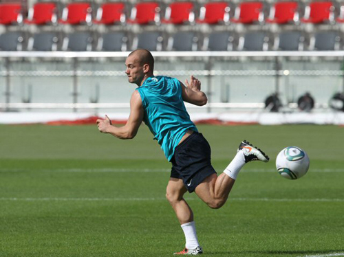 FIFA 클럽월드컵 UAE 2010에 참가중인 UEFA 챔피언스리그 우승팀 인터밀란이 14일(한국시간) 아부다비 자예드 스포츠시티 스타디움에서 성남일화와 준결승전을 앞두고  훈련을 하는 가운데 베슬러이 스네이더르가 공을 가지고 몸을 풀고 있다.