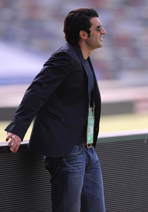 '클럽월드컵 UAE 2010'에 참가중인 UEFA 챔피언스리그 우승팀 인터밀란이 성남일화와 준결승전을 앞두고 14일(한국시간) 아부다비 '자예드 스포츠시티 스타디움'에서 훈련을 갖고 있다. 인터밀란 홍보대사로 활동중인 포르투갈 축구영웅 '루이스 피구'가 훈련장을 찾아 선수들의 훈련을 지켜보고 있다.