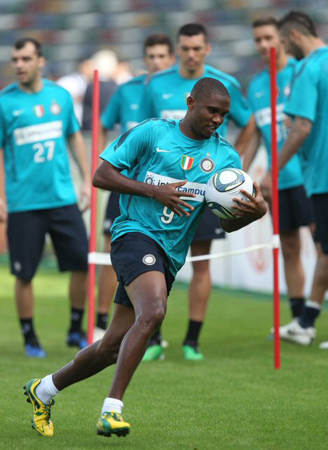 FIFA 클럽월드컵 UAE 2010에 참가중인 UEFA 챔피언스리그 우승팀 인터밀란이 14일(한국시간) 아부다비 자예드 스포츠시티 스타디움에서 성남일화와 준결승전을 앞두고 사무엘 에투가 훈련을 하고 있다.