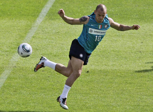 FIFA 클럽월드컵 UAE 2010에 참가중인 UEFA 챔피언스리그 우승팀 인터밀란이 14일(한국시간) 아부다비 자예드 스포츠시티 스타디움에서 성남일화와 준결승전을 앞두고  훈련을 하는 가운데 베슬러이 스네이더르가 공을 가지고 몸을 풀고 있다.