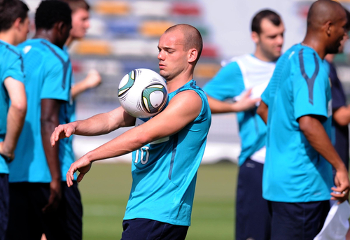 '클럽월드컵 UAE 2010'에 참가중인 UEFA 챔피언스리그 우승팀 인터밀란이 성남일화와 준결승전을 앞두고 14일(한국시간) 아부다비 '자예드 스포츠시티 스타디움'에서 훈련을 갖고 있다. 스네이더(가운데)가 동료들과 함께 훈련 도중 볼을 가지고 놀고 있다.