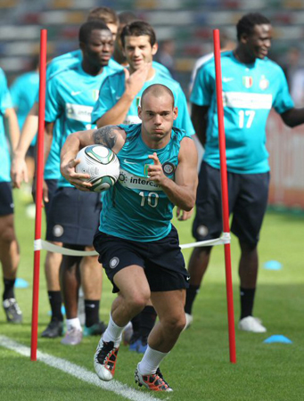 FIFA 클럽월드컵 UAE 2010에 참가중인 UEFA 챔피언스리그 우승팀 인터밀란이 14일(한국시간) 아부다비 자예드 스포츠시티 스타디움에서 성남일화와 준결승전을 앞두고 베슬러이 스네이더르(가운데)가 훈련을 하고 있다.