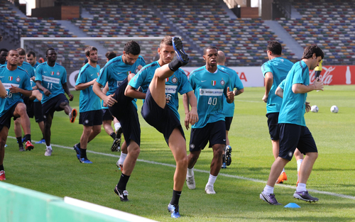 '클럽월드컵 UAE 2010'에 참가중인 UEFA 챔피언스리그 우승팀 인터밀란이 성남일화와 준결승전을 앞두고 14일(한국시간) 아부다비 '자예드 스포츠시티 스타디움'에서 훈련을 갖고 있다. 가벼운 스트레칭으로 몸을 풀고 있는 선수들.