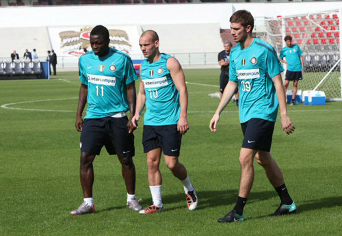 FIFA 클럽월드컵 UAE 2010에 참가중인 UEFA 챔피언스리그 우승팀 인터밀란이 14일(한국시간) 아부다비 자예드 스포츠시티 스타디움에서 성남일화와 준결승전을 앞두고  훈련을 하는 가운데 설리 알리 문타리(왼쪽), 베슬러이 스네이더르(가운데), 다비에 산톤이 대화를 나누며 운동장을 걷고 있다.