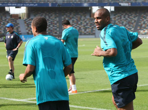 FIFA 클럽월드컵 UAE 2010에 참가중인 UEFA 챔피언스리그 우승팀 인터밀란이 14일(한국시간) 아부다비 자예드 스포츠시티 스타디움에서 성남일화와 준결승전을 앞두고 훈련을 하는 가운데 감독 가파엘 베니테즈(왼쪽) 지시에 따라 선수들이 몸을 움직이고 있다.
