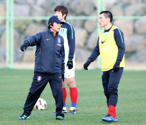 14일 오후 축구대표팀이 제주도 서귀포시 제주 유나이티드FC 구장에서 훈련 중 조광래 감독이 최효진에게 훈련 지시를 하고 있다.