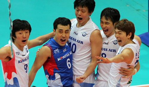 15일 오후 인천도원체육관에서 열린 프로배구 2010-2011 V리그 우리캐피탈과의 경기서 3-0으로 승리해 시즌개막후 4연승을 기록한 대한항공 선수들이 환호하고 있다.