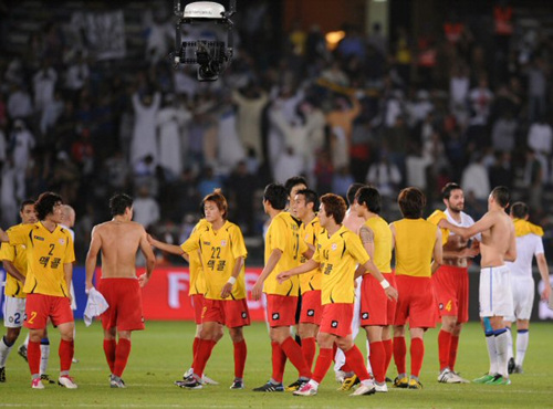 16일 오전(한국시간) 아부다비 자예드 스포츠시티 스타디움에서 열린 '클럽월드컵 UAE 2010' 성남일화와 인터밀란과의 4강전에서 3대0으로 패한 성남 선수들이 인터밀란 선수들과 경기 후 악수를 하고 있다.