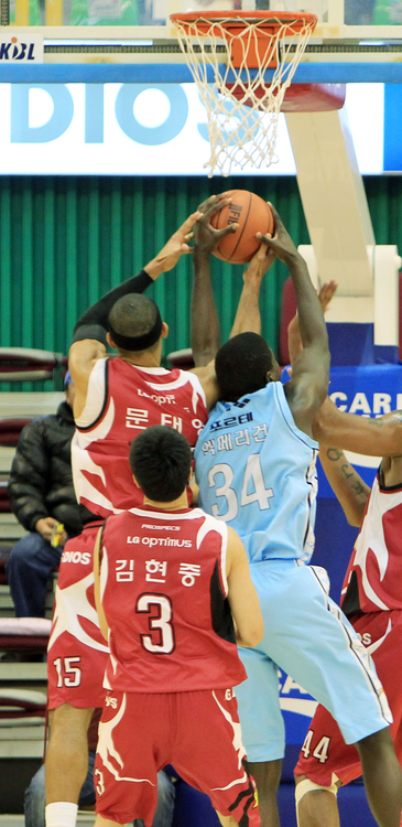 17일 경남 창원실내체육관에서 열린 프로농구 창원LG와 울산모비스 경기에서 창원LG 문태영(왼쪽)과 울산모비스 엑페리건(오른쪽)이 리바운드 다툼을 벌이고 있다.