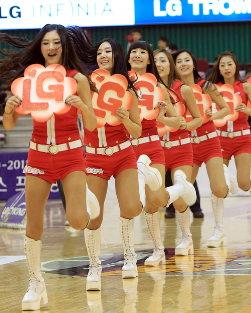 17일 경남 창원실내체육관에서 열린 프로농구 창원LG와 울산모비스 경기에서 창원LG 치어리더들이 응원전을 펼치고 있다.