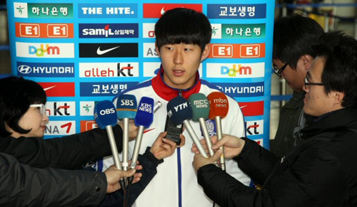 51년 만에 아시안컵 축구대회 우승에 도전하는 축구대표팀 손흥민이 26일 오후 전지훈련지인 아랍에미리트(UAE)로 출국하기 앞서 기자들의 질문에 답하고 있다. 대표팀은 내년 1월 6일 아시안컵이 치러질 카타르 도하에 입성할 예정이다.