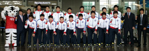 51년 만에 아시안컵 축구대회 우승에 도전하는 조광래호가 26일 오후 인천공항을 출국하기 앞서 파이팅을 외치며 선전을 다짐하고 있다.