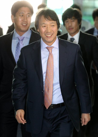 51년 만에 아시안컵 축구대회 우승에 도전하는 한국축구대표팀 조광래 감독이 26일 오후 밝은 표정으로 인천공항을 출국하고 있다.