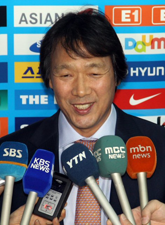 51년 만에 아시안컵 축구대회 우승에 도전하는 축구대표팀 조광래 감독이 26일 오후 전지훈련지인 아랍에미리트(UAE)로 출국하기 앞서 기자들의 질문에 답하고 있다. 대표팀은 내년 1월 6일 아시안컵이 치러질 카타르 도하에 입성할 예정이다.