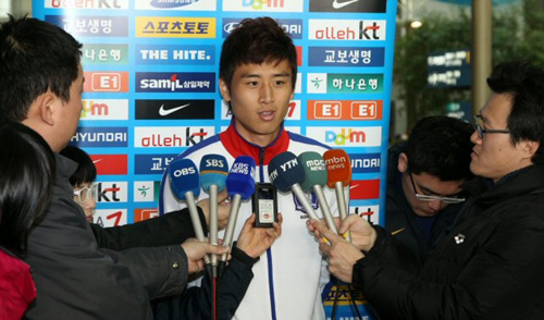 51년 만에 아시안컵 축구대회 우승에 도전하는 축구대표팀 구자철이 26일 오후 전지훈련지인 아랍에미리트(UAE)로 출국하기 앞서 기자들의 질문에 답하고 있다. 대표팀은 내년 1월 6일 아시안컵이 치러질 카타르 도하에 입성할 예정이다.