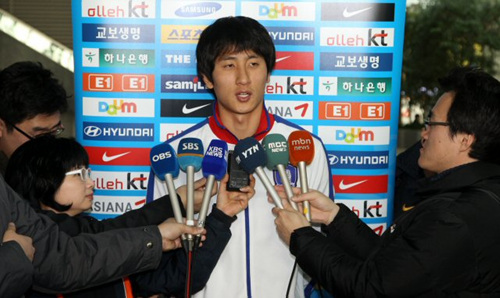 51년 만에 아시안컵 축구대회 우승에 도전하는 축구대표팀 지동원이 26일 오후 전지훈련지인 아랍에미리트(UAE)로 출국하기 앞서 기자들의 질문에 답하고 있다. 대표팀은 내년 1월 6일 아시안컵이 치러질 카타르 도하에 입성할 예정이다.
