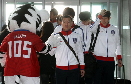 51년 만에 아시안컵 축구대회 우승에 도전하는 축구대표팀 최효진, 손흥민등 태극전사들이 26일 오후 전지훈련지인 아랍에미리트(UAE)로 출국하기 위해 인천공항에 도착하고 있다.