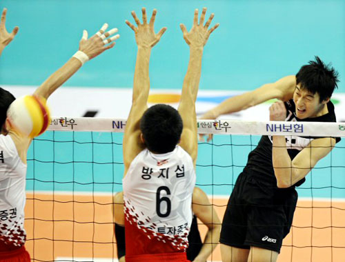 26일 구미 박정희체육관에서 열린 '10-'11 NH농협V리그 LIG손해보험-현대캐피탈전에서 현대 이형두(15번)가 LIG 정기혁, 방지섭 등의 블로킹을 피해 강스파이크를 날리고 있다.