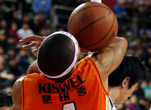 프로농구 인천 문태종이 동부 진경석과 볼을 다투다 머리에 공을 맞고 있다. 26일 인천삼산체육관. 이 날 인천은 65대 61로 동부를 이겼다.