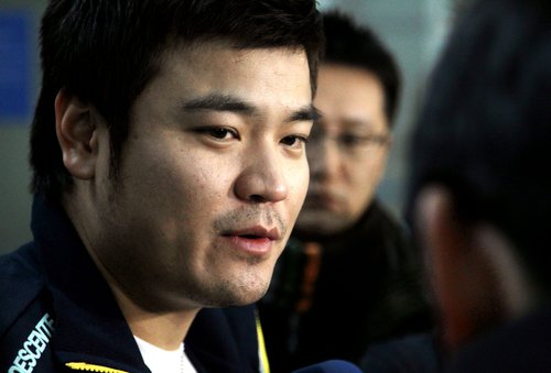 아시안게임에서 한국 야구가 8년 만에 정상을 탈환하는데 결정적인 대포를 쏘아 올렸던 추신수가 27일 인천국제공항을 통해 출국하며 기자들의 질문에 답하고 있다.