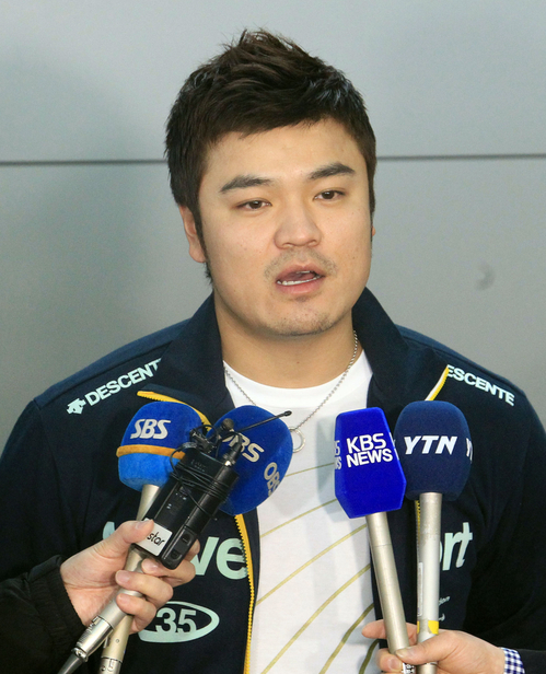 아시안게임에서 한국 야구가 8년 만에 정상을 탈환하는데 결정적인 대포를 쏘아 올렸던 추신수가 27일 인천국제공항을 통해 출국하며 기자들의 질문에 답하고 있다.