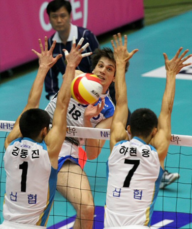 27일 성남실내체육관에서 벌어진 NH 농협 2010-2011 프로배구 V리그 남자부 KEPCO45와 상무신협의 경기에서 KEPCO45 밀로스(뒤)가 상무신협 강동진.하현용의 블로킹을 앞에 두고 스파이크를 날리고 있다.
