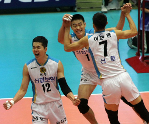 27일 성남실내체육관에서 벌어진 NH 농협 2010-2011 프로배구 V리그 남자부 KEPCO45와 상무신협의 경기에서 풀세트 접전 끝에 세트 스코어 3대2로 승리한 상무신협 선수들이 경기 후 기뻐하고 있다.