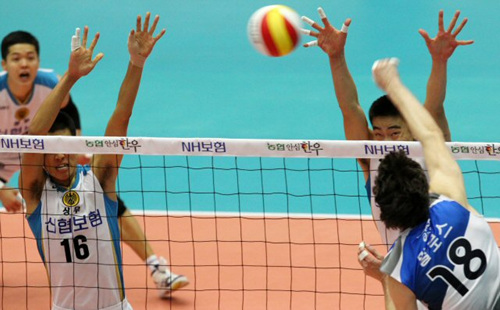 27일 성남실내체육관에서 벌어진 NH 농협 2010-2011 프로배구 V리그 남자부 KEPCO45와 상무신협의 경기에서 KEPCO45 밀로스(앞)가 상무신협 황성근.강동진의 블로킹을 앞에 두고 스파이크를 날리고 있다.