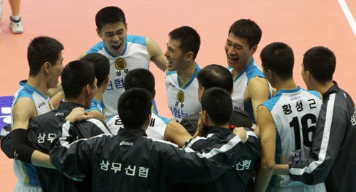 27일 성남실내체육관에서 벌어진 NH 농협 2010-2011 프로배구 V리그 남자부 KEPCO45와 상무신협의 경기에서 풀세트 접전 끝에 세트 스코어 3대2로 승리한 상무신협 선수들이 경기 후 기뻐하고 있다.