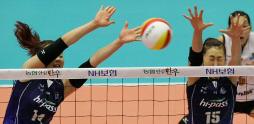 27일 성남실내체육관에서 벌어진 NH 농협 2010-2011 프로배구 V리그 여자부 현대건설과 한국도로공사의 경기에서 현대건설 케니의 스파이크를 도로공사 이보람(왼쪽).황민경이 블로킹하고 있다. 현대건설 세트 스코어 3대0 승.