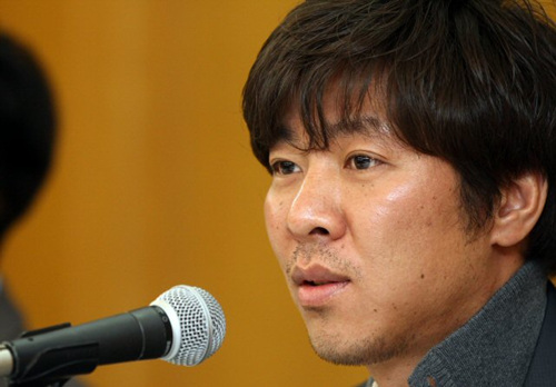 일본 프로야구 야쿠르트에서 뛰고 있는 임창용이 28일 서울 임피리얼팰리스호텔에서 IB스포츠와 국내 매니지먼트 계약을 맺은 후 기자들의 질문에 답하고 있다.