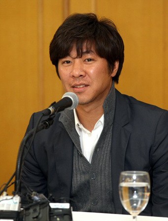 일본 프로야구 야쿠르트에서 뛰고 있는 임창용이 28일 서울 임피리얼팰리스호텔에서 IB스포츠와 국내 매니지먼트 계약을 맺은 후 기자들의 질문에 답하고 있다.